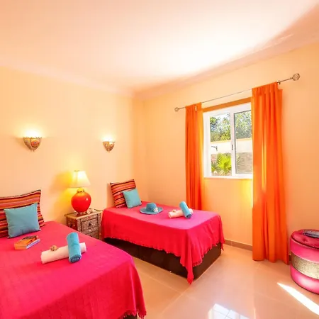 Holiday Home In Guia With Heated Pool 빌라 알부페이라