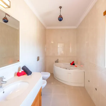 Holiday Home In Guia With Heated Pool Albufeira