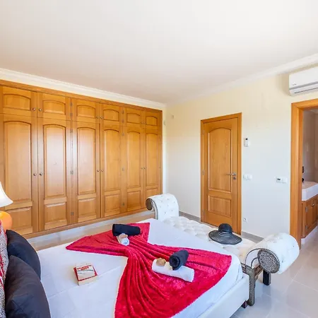 Holiday Home In Guia With Heated Pool 빌라