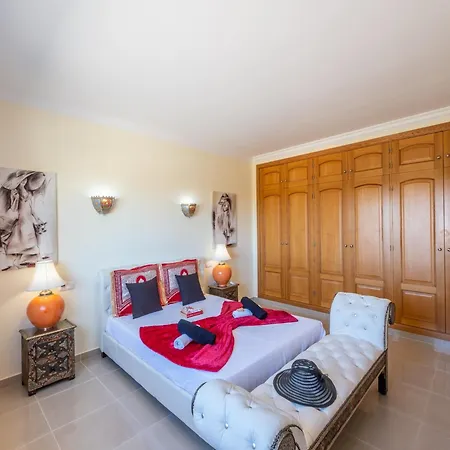 Villa Holiday Home In Guia With Heated Pool Albufeira